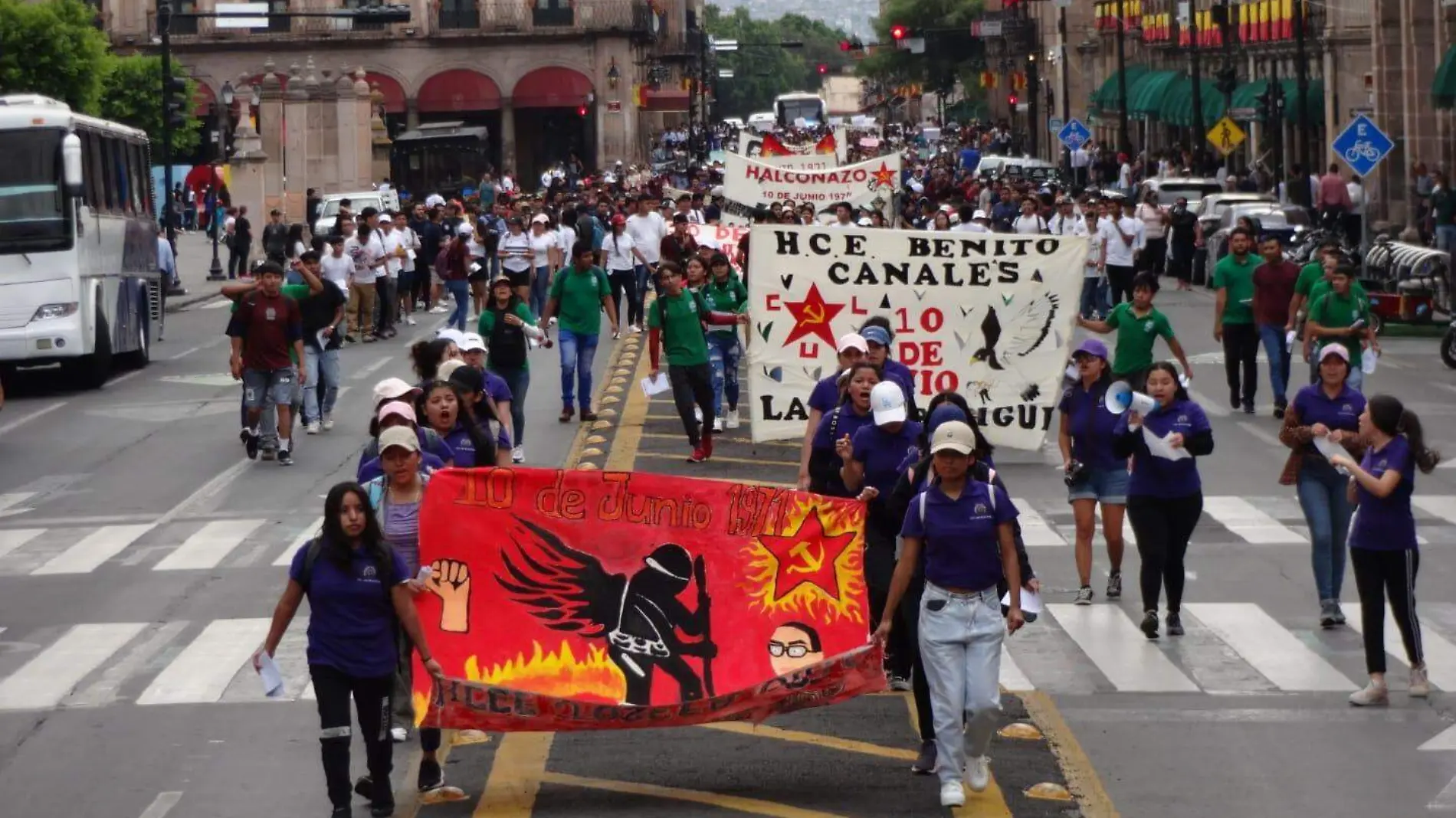 Estudiantes durante marcha conmemorativa de "El Halconazo"